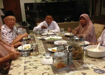 GUS SHOLAH DAN FITRAH (KENAKALAN) SANTRI