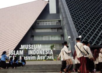 Para santri melewati muse