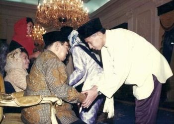 Gus Dur saat menerima tamu Idul Fitri di Istana Merdeka (Ist)