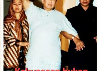 Gus Dur Didampingi Yenny Wahid saat Keluar dari Istana