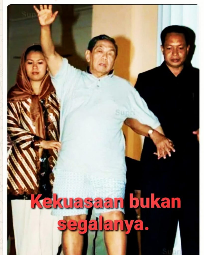 Gus Dur Didampingi Yenny Wahid saat Keluar dari Istana