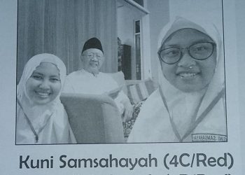 Gus Sholah saat Diwawancarai siswi Mullimat Bahrul Ulum