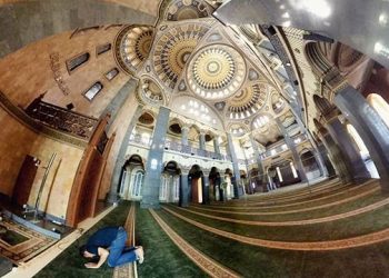 Seorang Pria Salat Di Masjid Agung Al-Hidayah Karangploso Malang