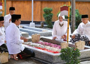 Presiden Joko Widodo dan Gus Sholah ziarah ke komplek makam KH M Hasyim Asyari