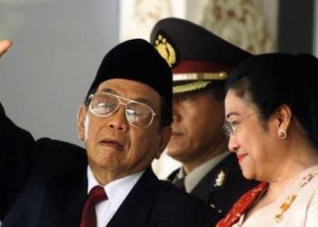 Presiden keempar RI Abdurrahman Wahid bersama Wakil Presiden Megawati Soekarno Putri