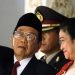 Presiden keempar RI Abdurrahman Wahid bersama Wakil Presiden Megawati Soekarno Putri