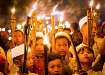 Umat Islam saat melakukan takbir keliling dengan obor