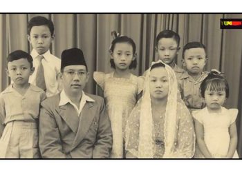 KH Wahid Hasyim bersama istri dan anak-anaknya