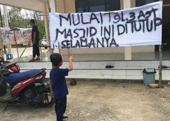 Seorang Anak Menunjuk Masjid yang Ditutup Selama Covid-19