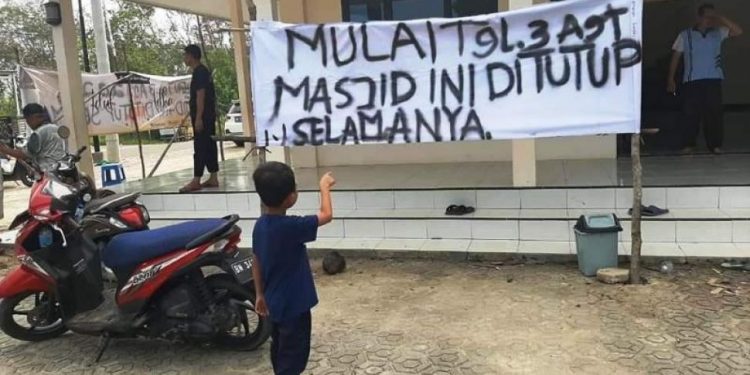 Seorang Anak Menunjuk Masjid yang Ditutup Selama Covid-19