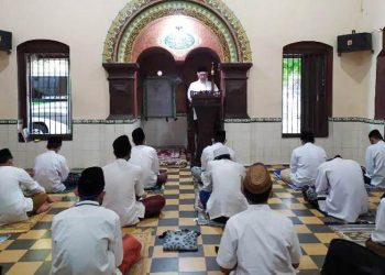 Pengasuh Pondok Pesantren KH Abdul Hakim Mahfudz saat khutbah di masjid Tebuireng (Ist)