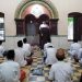 Pengasuh Pondok Pesantren KH Abdul Hakim Mahfudz saat khutbah di masjid Tebuireng (Ist)