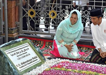 Yenny Wahid saat mendampingi Presiden Jokowi Ziarah ke Makam Gus Dur (JPNN.com)