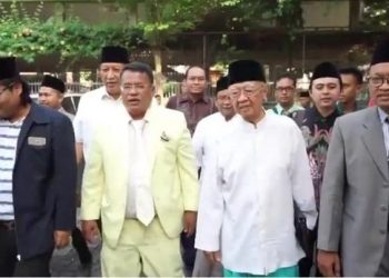 Gus Sholah bersama pengacara Hotman Paris di Pesantren Tebuireng