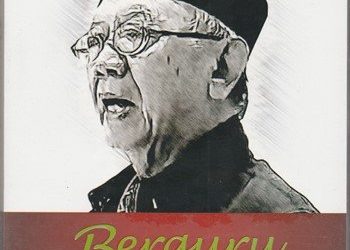 Gus Sholah saat bersama sejumlah buku koleksinya (Ist)