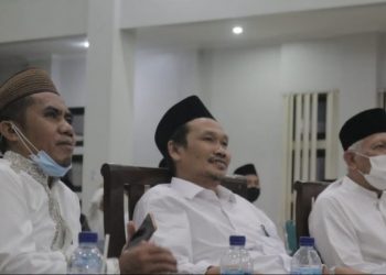 Gus Baha saat bersama Pengasuh Pesantren Tebuireng Gus Kikin (Ist)