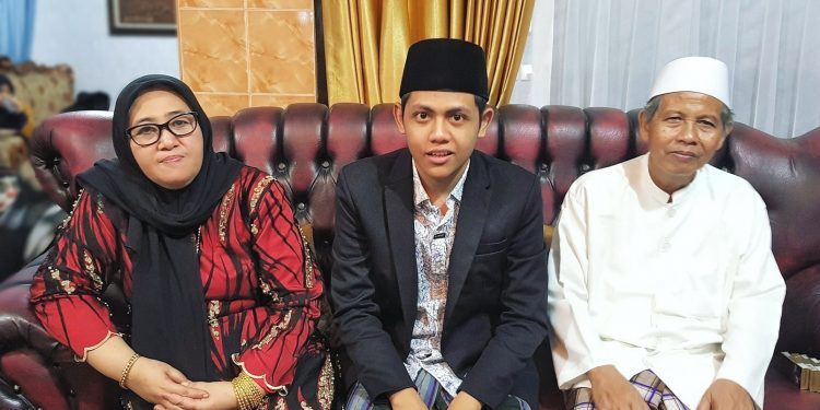 Gus IDris bersama Kiai Hannan dan Nyai Miftahul Munawaroh