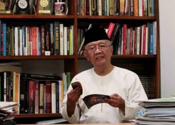 Gus Sholah saat bersama sejumlah buku koleksinya (Ist)