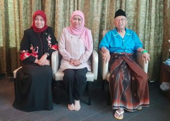 Gubenur Jawa Timur Khofifah IP saat menjenguk Gus Sholah dan didampingi Nyai Farida