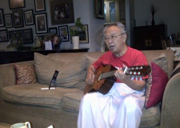 Gus Sholah dan gitar