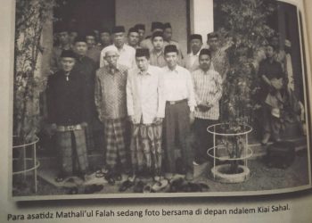 Kiai Sahal Mahfudz saat foto bersama pengurus pesantren