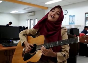 Perempuan bermain gitar, hukum musik jadi kontroversi