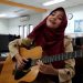 Perempuan bermain gitar, hukum musik jadi kontroversi