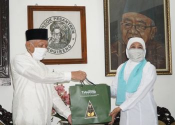 Khofifah Indar Parawansa, pemimpin perempuan bersama Pengasuh Tebuireng Gus Kikin (Ist)