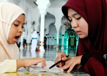 Perempuan mengajar muridnya membaca Al-Qur'an (Ist)