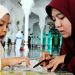 Perempuan mengajar muridnya membaca Al-Qur'an (Ist)