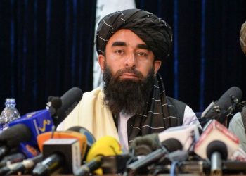 Juru bicara Taliban, Zabihullah Mujahid saat konfrensi pers pertama sejak Kabul direbut Taliban, Selasa (17/8