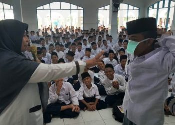 Santri Bumi Damai Al-Muhibbin diarahkan menggunakan masker secara benar