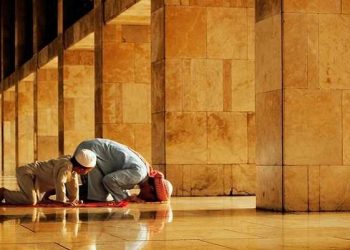 Ayah dan anaknya sedang salat. Hubungan yang baik keduanya terlihat dari panggilan kesayangan (Ist)