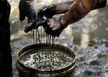 Tangan yang penuh oli setelah dibersihkan tetap sah wudunya (Ist)