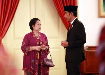 Megawati Seokarno Putri sedang berbincang dengan Jokowi