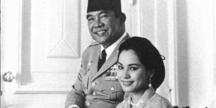 Bung Karno bersama sang istri Ratna Sari Dewi