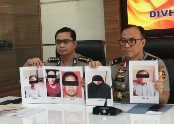 Polisi memamerkan terduga teroris (ist)