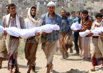 Korban Perang Yaman dibawa penduduk setempat