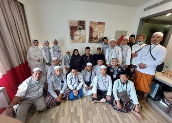 Buya Arrazy hasyim bersama isteri dan santri