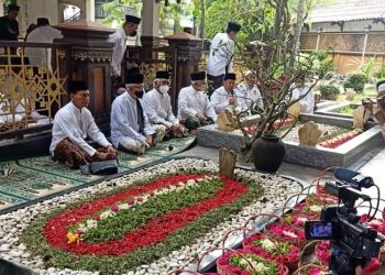 Gus Mus dan tokoh NU ziarah ke Hadratussyaikh KH M Hasyim Asy'ari