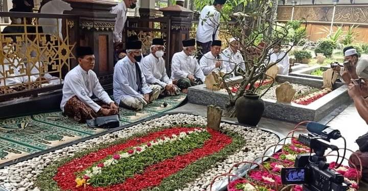 Gus Mus dan tokoh NU ziarah ke Hadratussyaikh KH M Hasyim Asy'ari