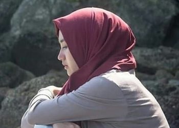 Wanita Cantik yang Galau