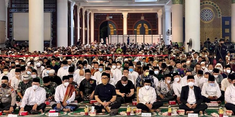 Gus Miftah dan Gus Ipang Wahid Hadiri Nuzulul Qur’an di Masjid Al Akbar Surabaya