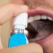 Menyemprotkan Spray Penyegar Mulut Saat Berpuasa