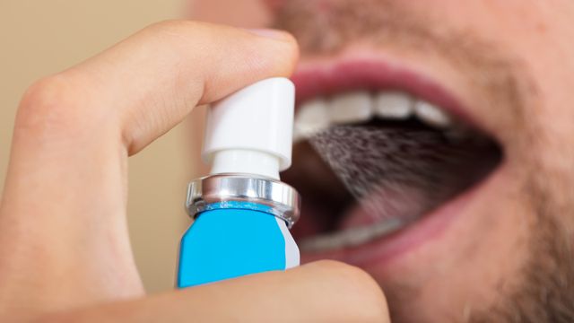Menyemprotkan Spray Penyegar Mulut Saat Berpuasa