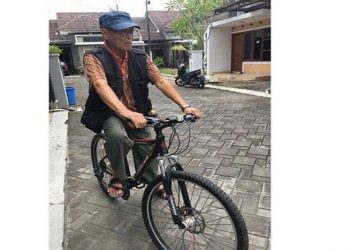 Buya Syafii Maarif saat bersepeda