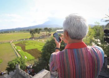 Warga Desa Bergas Tanam Padi Soekarno