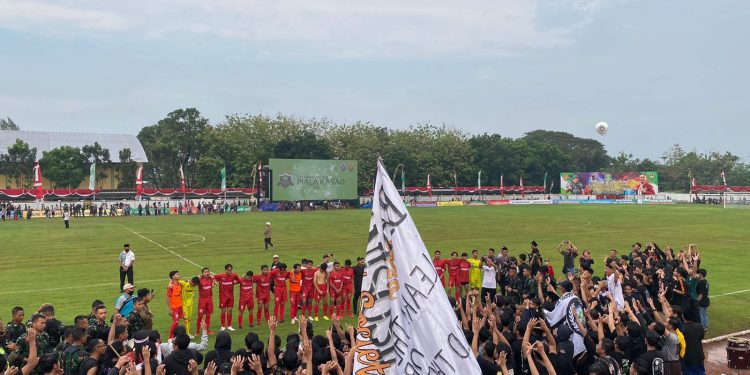Teburieng Fc bersama suporter saat pembukaan liga santri