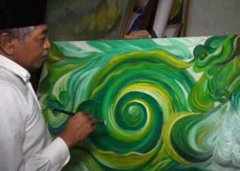 KH Lukman Hakim bersama lukisannya