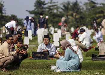 Hukum Mencium Batu Nisan